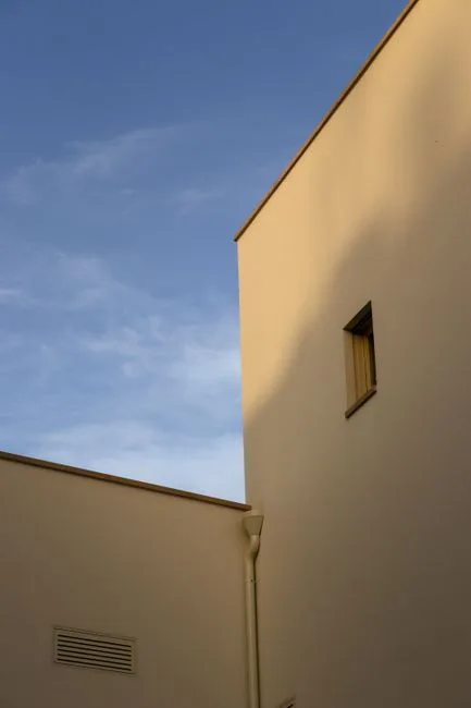 Nedløbsrør i kobber monteret på en facade