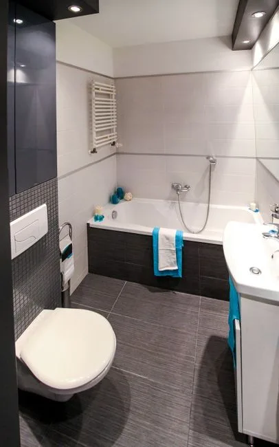 Nyt toilet monteret på et rent badeværelse