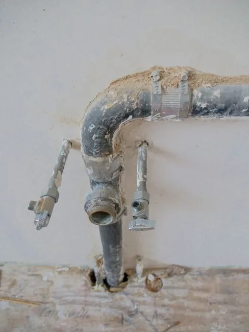 Nye vandinstallationer under en badeværelsesrenovering